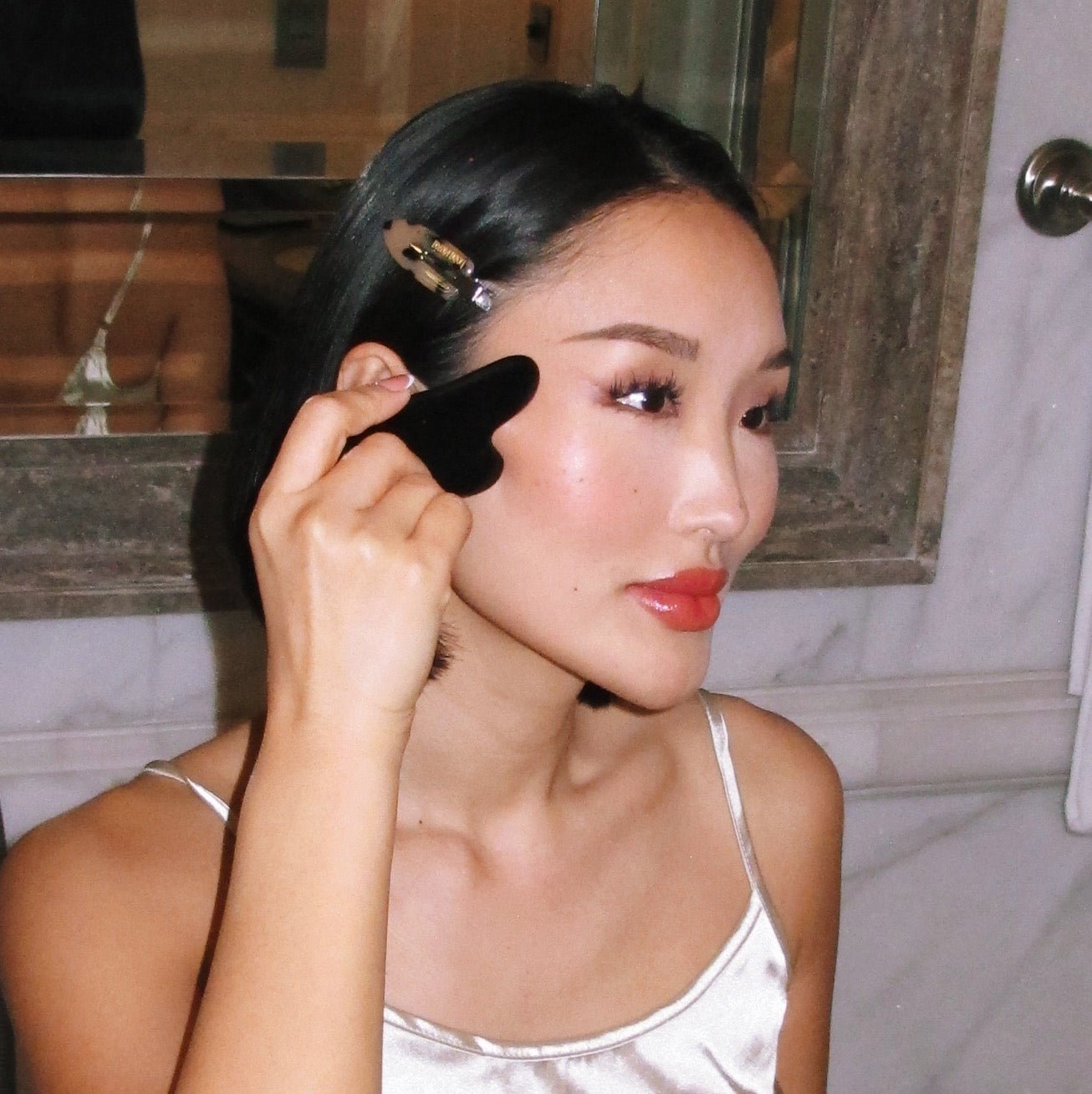 GLOW GUA SHA - Loba Maria Hair accessories hairbrushes hairpins hairbows premium luxury hair accessories hair claw Clawclips beauty gifts Gua sha